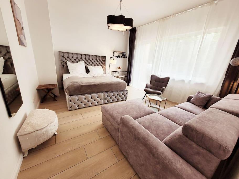 Duplex Apartment Ullstein- 4 Bedrooms, 2 Bathrooms, Living Room, 2 Parking Spaces, Boxspringbeds, Family & Business Apartment! Berlijn Buitenkant foto