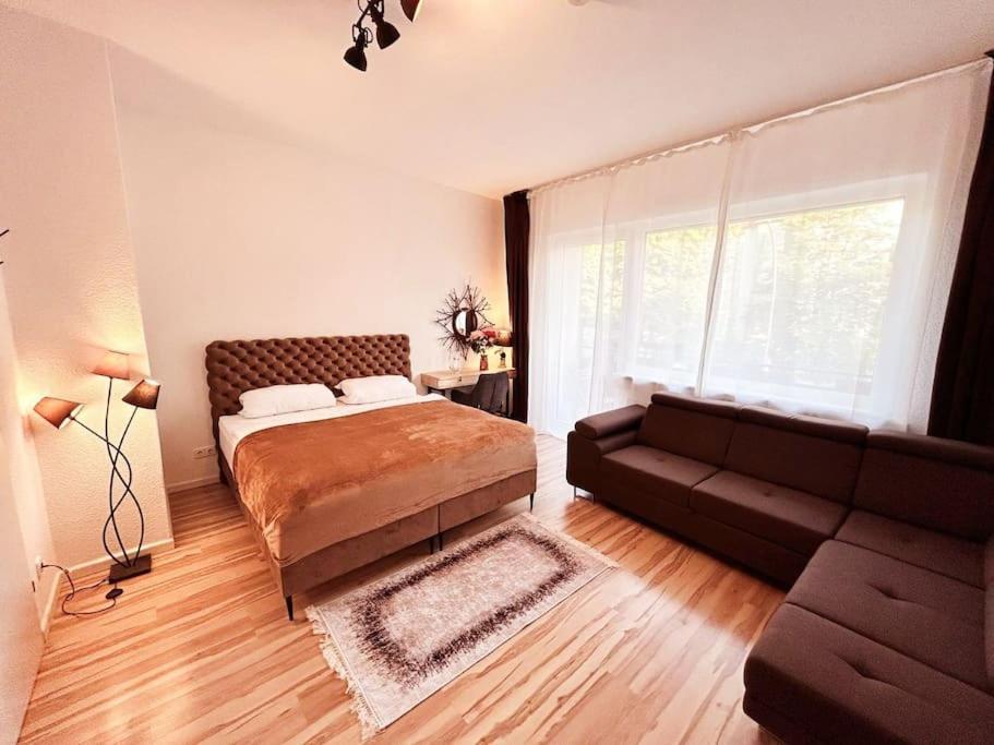 Duplex Apartment Ullstein- 4 Bedrooms, 2 Bathrooms, Living Room, 2 Parking Spaces, Boxspringbeds, Family & Business Apartment! Berlijn Buitenkant foto