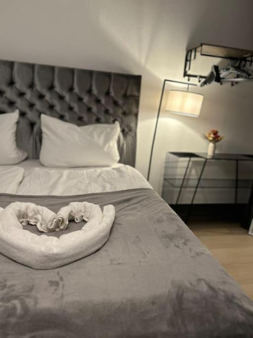 Duplex Apartment Ullstein- 4 Bedrooms, 2 Bathrooms, Living Room, 2 Parking Spaces, Boxspringbeds, Family & Business Apartment! Berlijn Buitenkant foto