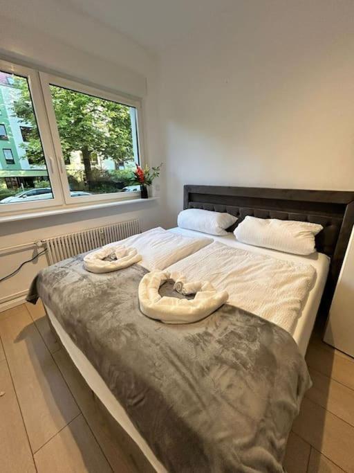 Duplex Apartment Ullstein- 4 Bedrooms, 2 Bathrooms, Living Room, 2 Parking Spaces, Boxspringbeds, Family & Business Apartment! Berlijn Buitenkant foto
