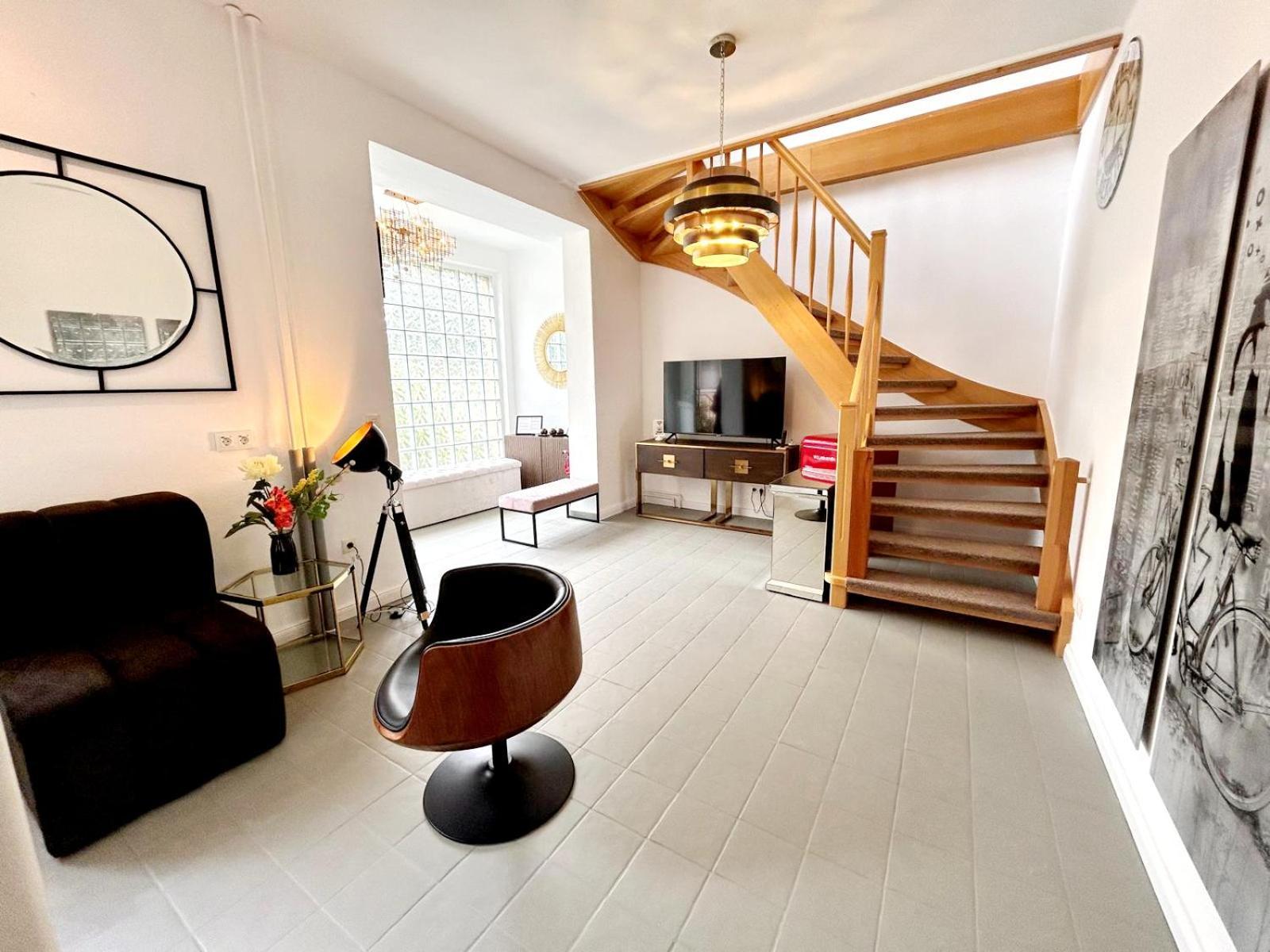 Duplex Apartment Ullstein- 4 Bedrooms, 2 Bathrooms, Living Room, 2 Parking Spaces, Boxspringbeds, Family & Business Apartment! Berlijn Buitenkant foto