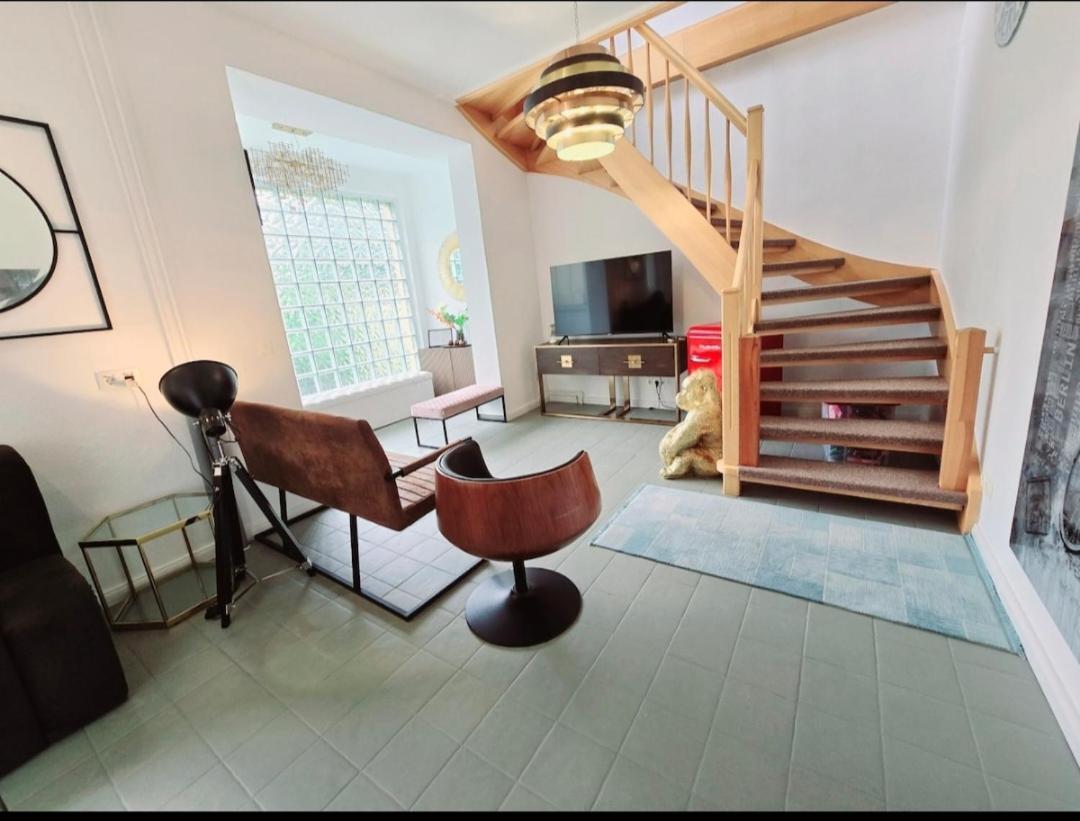 Duplex Apartment Ullstein- 4 Bedrooms, 2 Bathrooms, Living Room, 2 Parking Spaces, Boxspringbeds, Family & Business Apartment! Berlijn Buitenkant foto