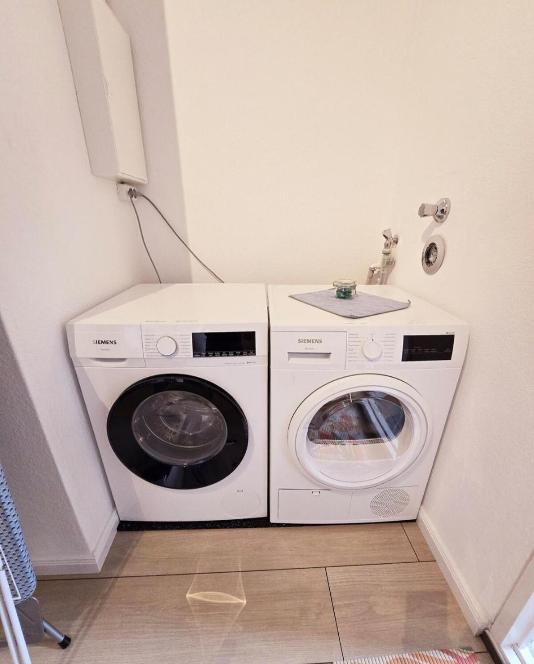 Duplex Apartment Ullstein- 4 Bedrooms, 2 Bathrooms, Living Room, 2 Parking Spaces, Boxspringbeds, Family & Business Apartment! Berlijn Buitenkant foto